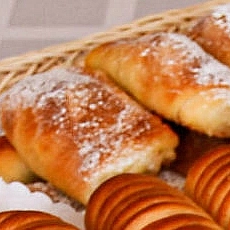 Пирожки печеные из слоеного дрожжевого теста с яблоками